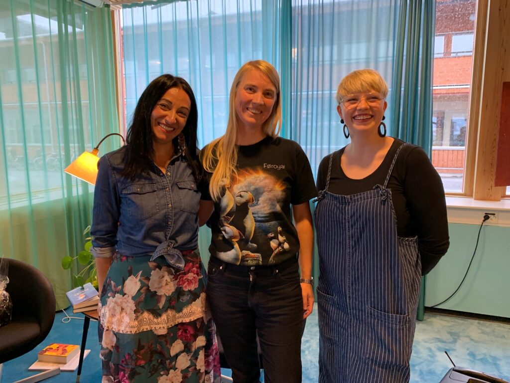 Με τη συγγραφέα εφηβικών βιβλίων Sara Wikman και την υπεύθυνη βιβλιοθήκης στο Vindeln Carina Bergström